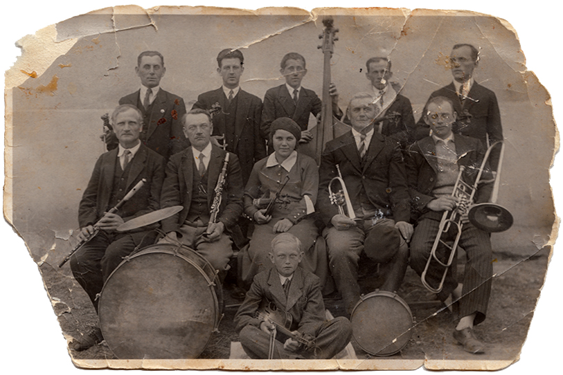Духовой оркестр Рефлектора (4-й слева в верхнем ряду - скрипач Вацлав Вух).jpg